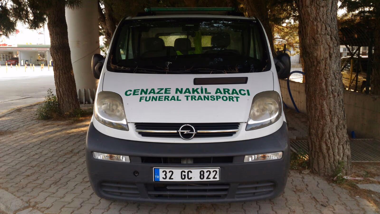 Fırat Cenaze Hizmetleri’ne ait cenaze nakil aracı, önden görünüm